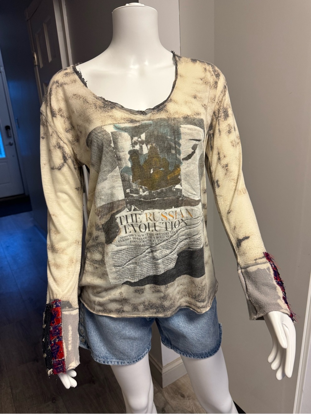 Aratta silent journey Distressed long sleeve V-neck graphic tee, size Small